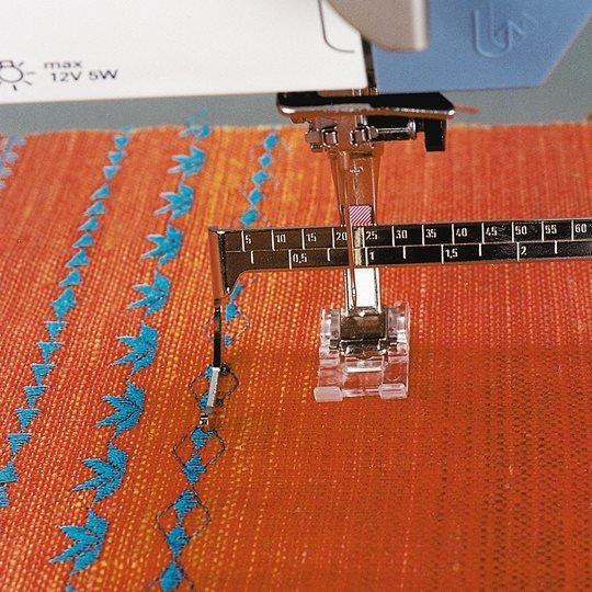 Guide-couture Bernina avec règle