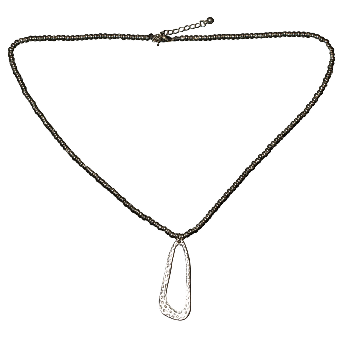 Pendentif ovale martelé sur chaîne à billes – Plaqué argent