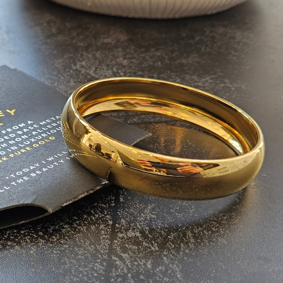 Style UMUAKOT : Bracelet à bande classique doré de largeur moyenne
