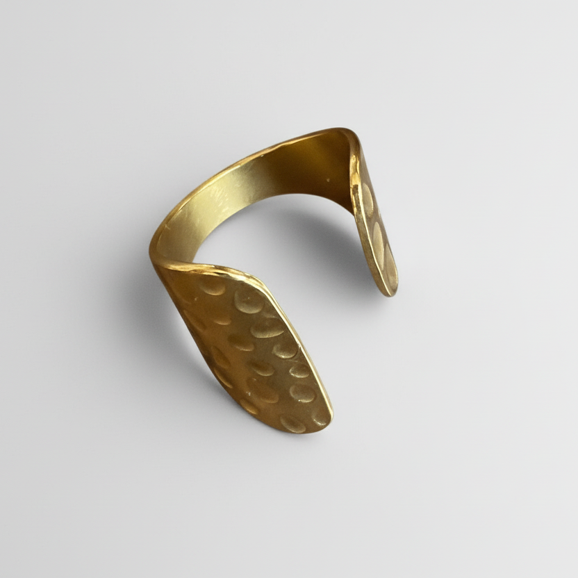 Bague menottes martelée – Acier inoxydable doré