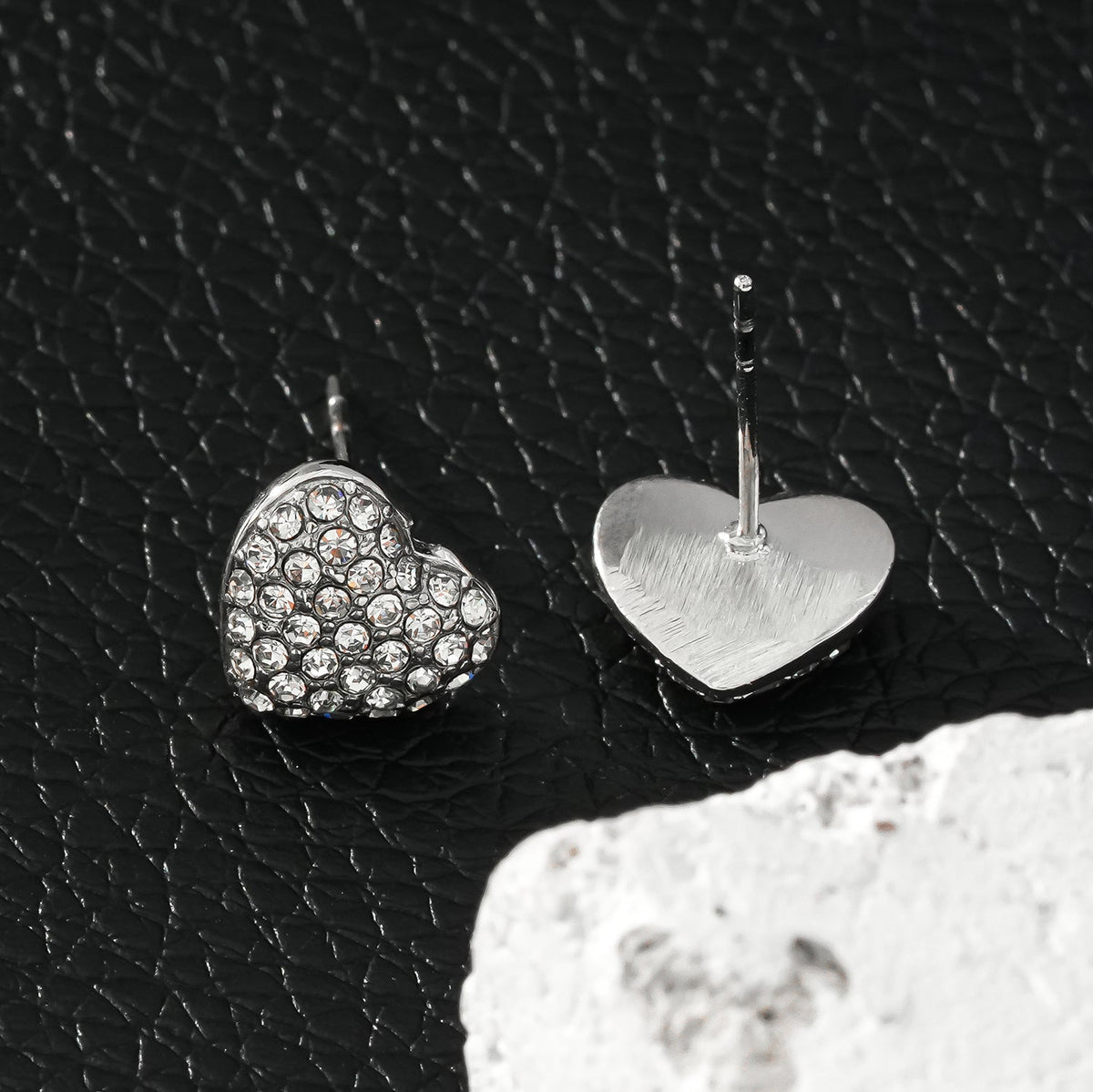 ADORE Or blanc (ton argenté) : Clous d'oreilles en forme de cœur sertis de zircons cubiques (CZ) - Déclaration d'amour