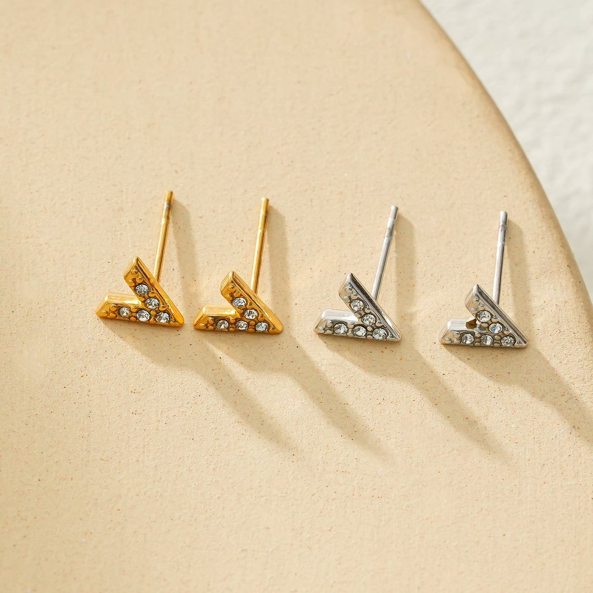 ALIVALDA Silver : Mini clous d'oreilles en zircone (CZ) en forme de « V »