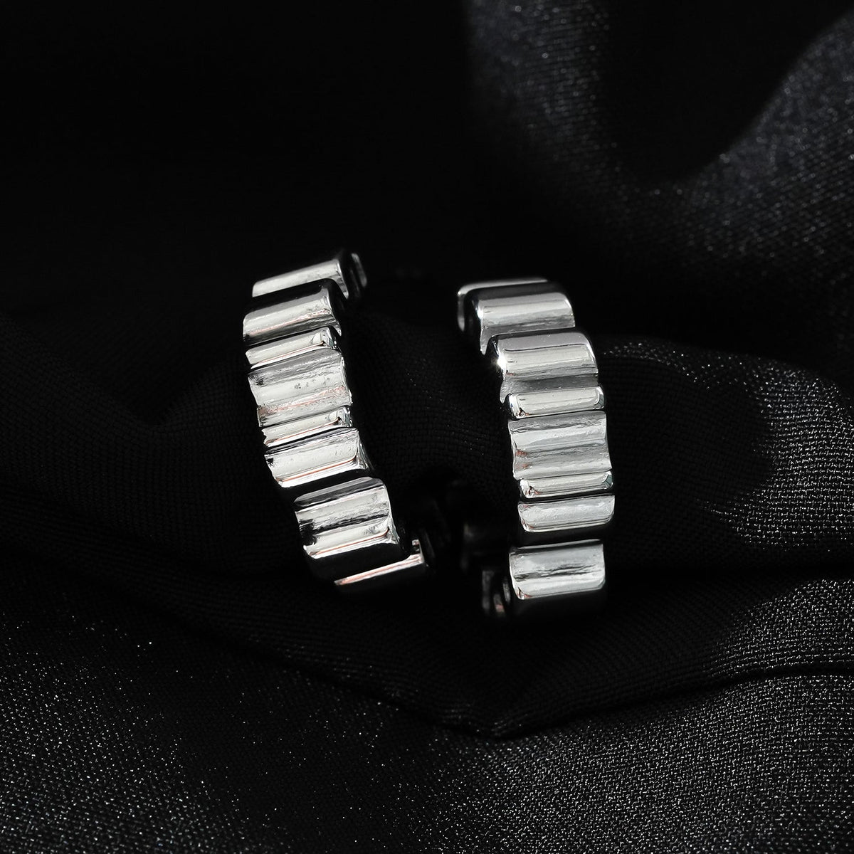 Style ALMORA : Boucles d'oreilles créoles torsadées d'inspiration rétro en or blanc (ton argenté)