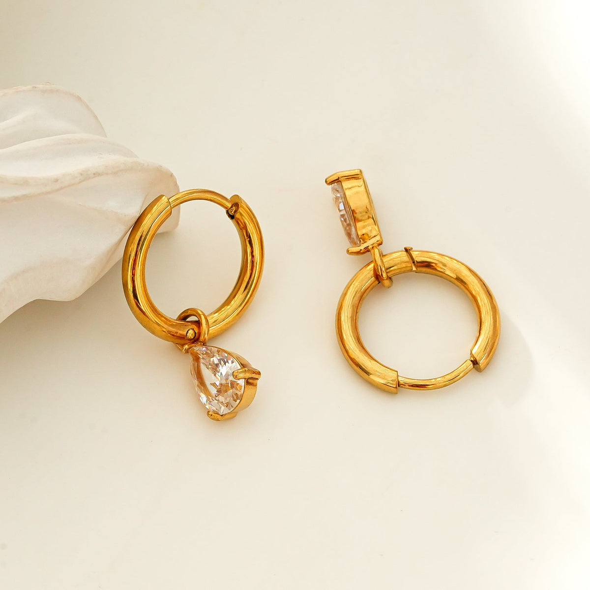 ANNAPOLIS Gold : Mini créoles d'inspiration vintage avec breloques perles et zircons