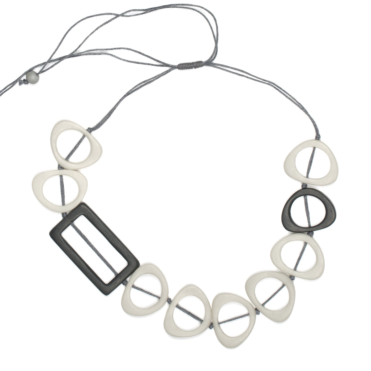 Collier rectangulaire avec pendentif en résine