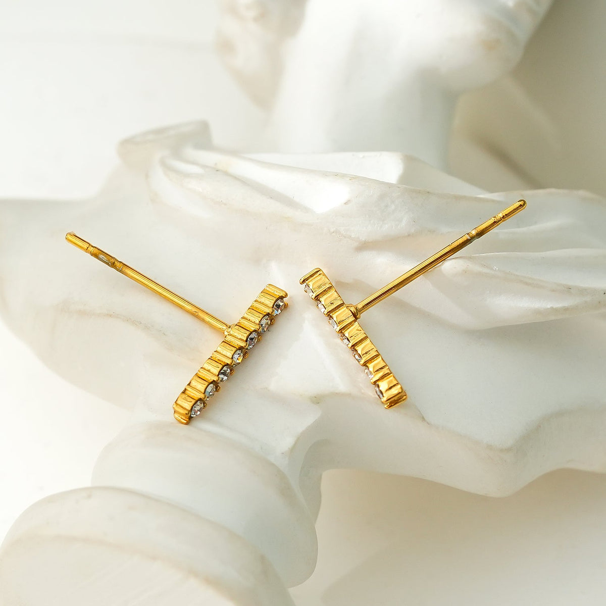 BIHAR : Boucles d'oreilles clous minimalistes en forme de barre, serties d'oxydes de zirconium pavé, en plaqué or.