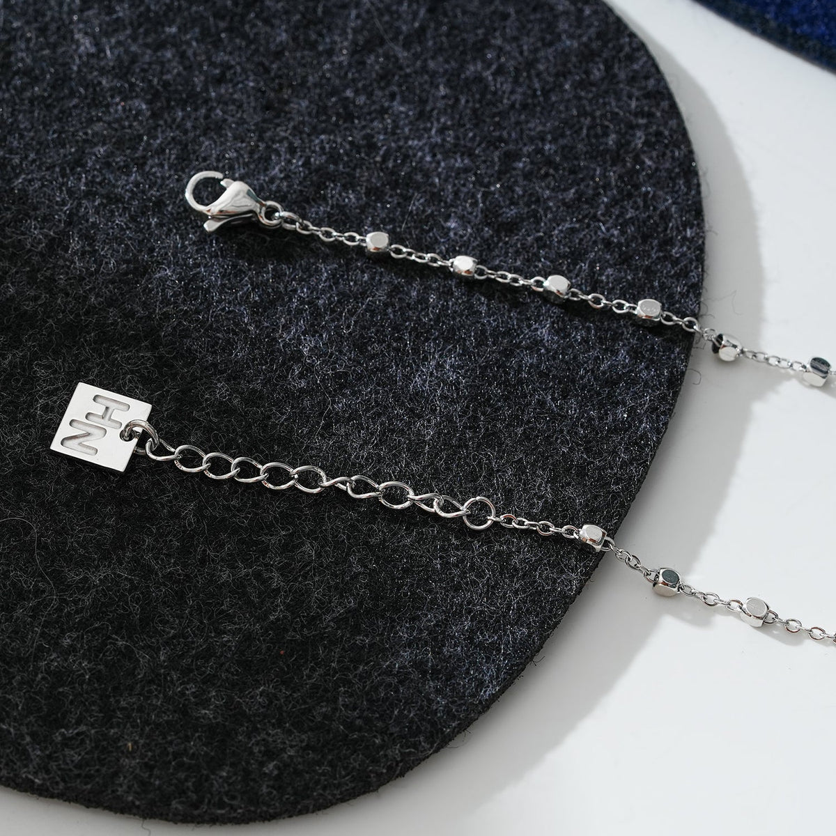 DEMELZA LG : Cheville contemporaine en argent avec de délicates perles carrées