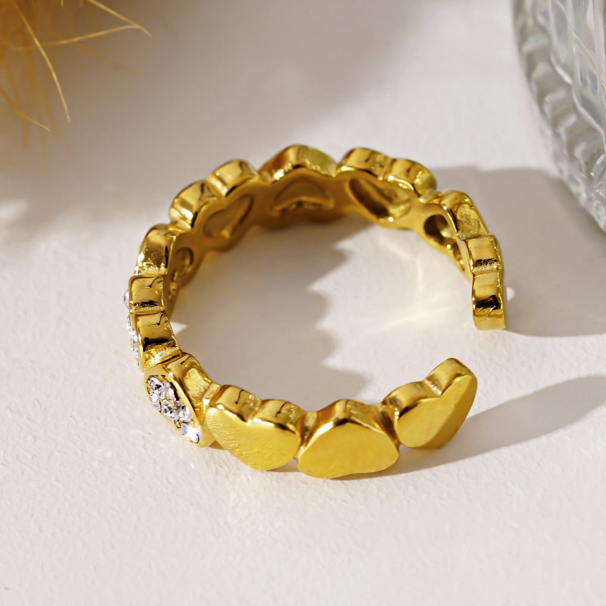JEZREEL : Bague cernée de mini-breloques en forme de cœur avec cristaux de zircone au centre