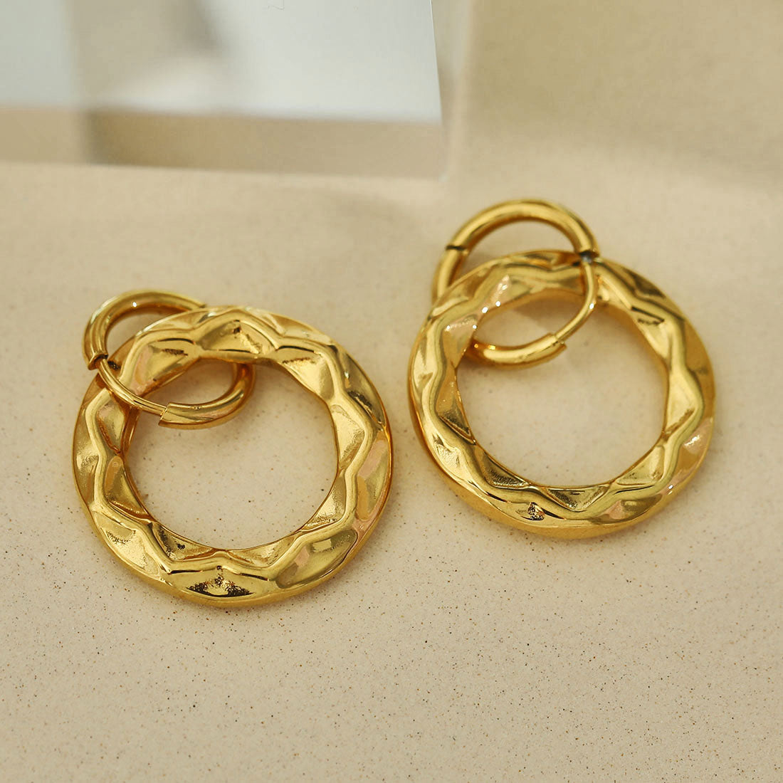 ELENA: Boucles d'oreilles créoles dorées à texture sculptée