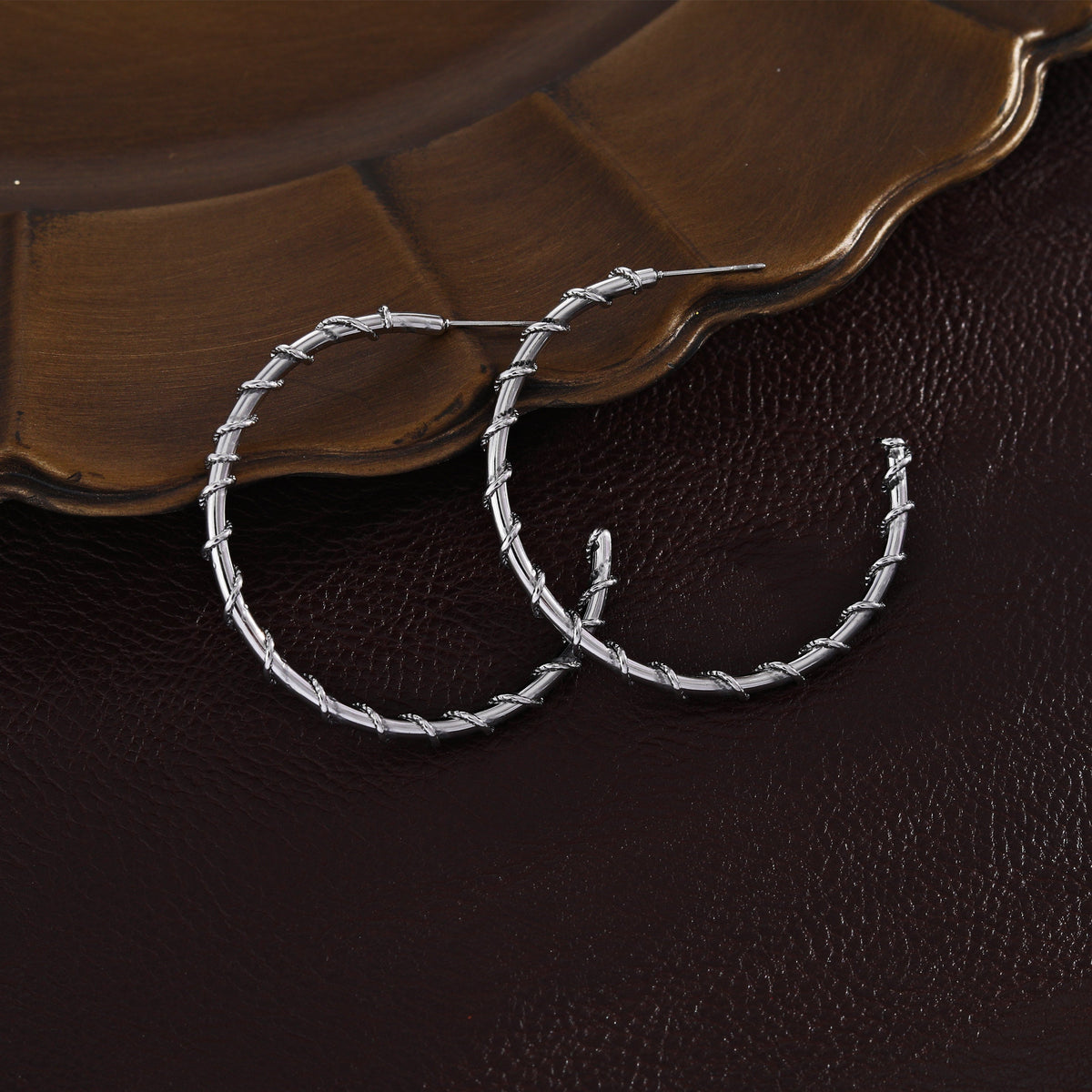 Boucles d'oreilles créoles ELNA argentées avec une torsade décorative