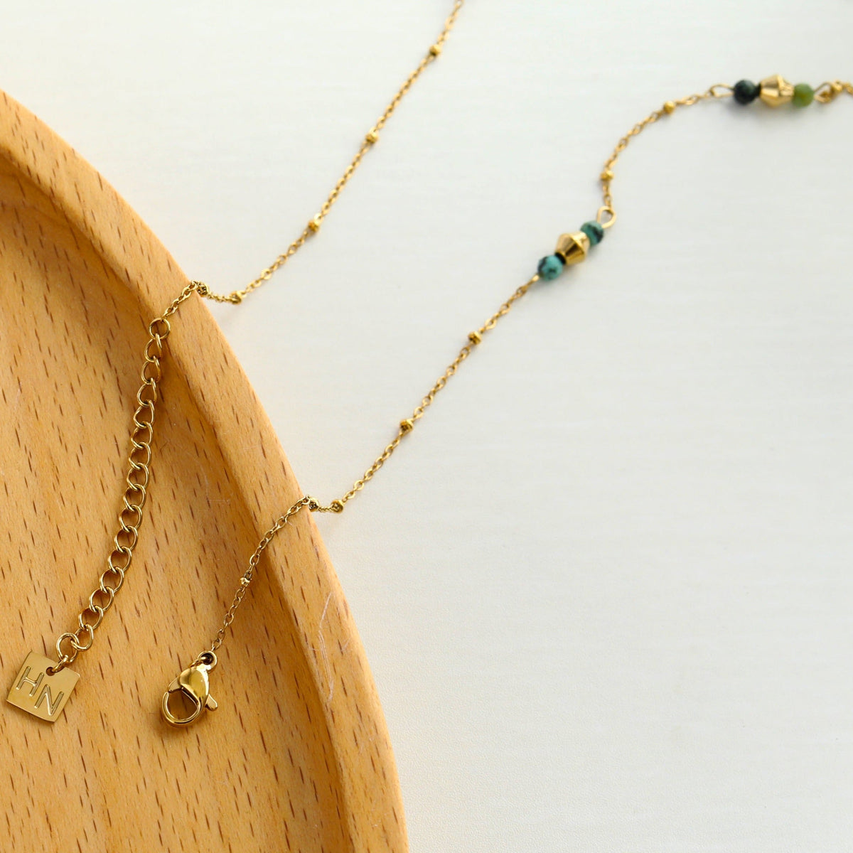 IMANI : Collier à fines chaînes dorées avec perles et pierres naturelles