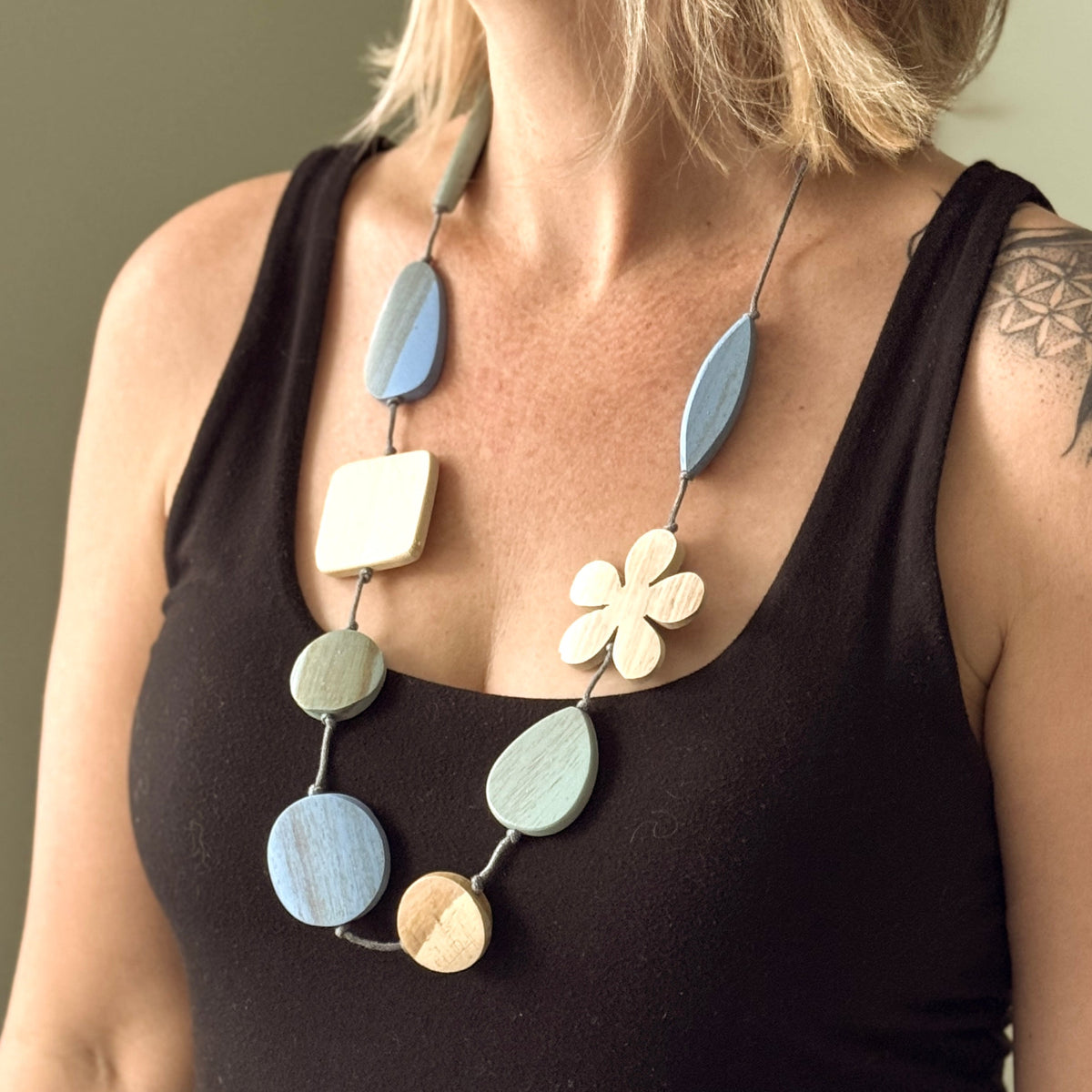 Collier de fleurs de formes variées