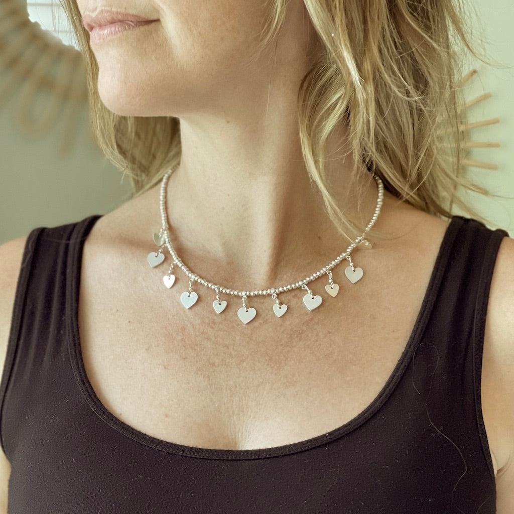Collier court en plaqué argent avec cœurs pendants
