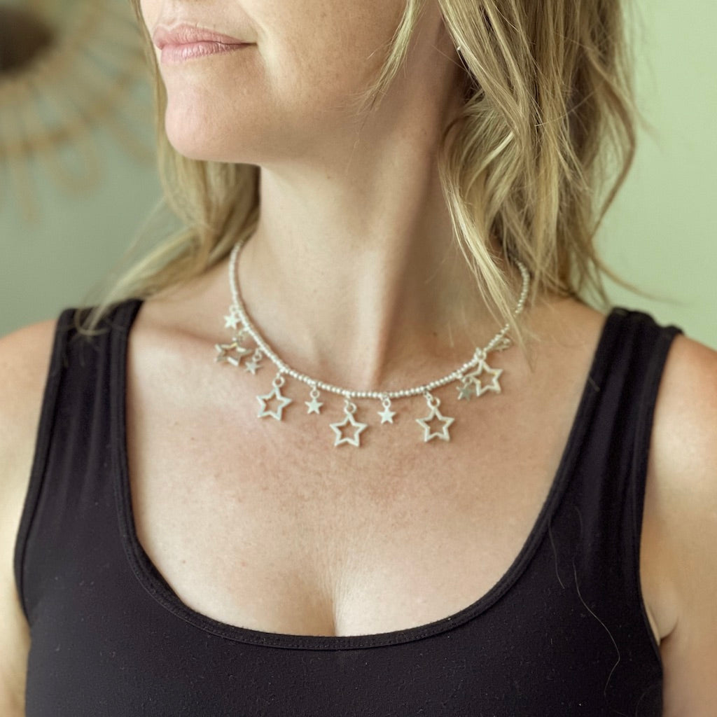 Collier court plaqué argent avec étoiles pendantes