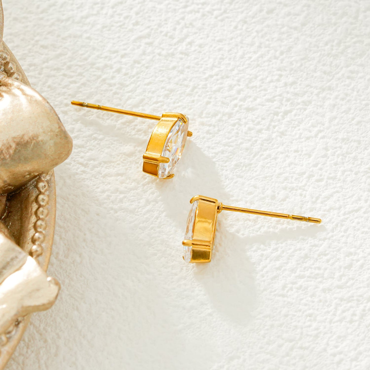 NUIT PARIS Or : Boucles d'oreilles clous marquise en zircone pavé – Un hommage étincelant à la Ville Lumière