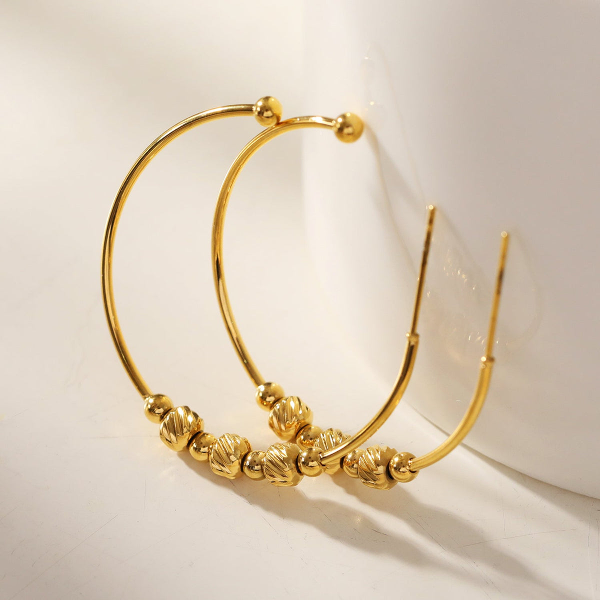 CHARIS : Boucles d'oreilles créoles classiques, ancrage d'une multitude de perles breloques
