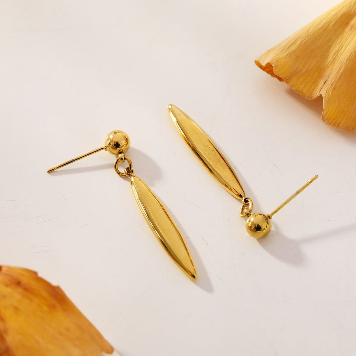 ARACELI : Boucles d'oreilles ovales délicates d'inspiration vintage, ornées de perles arrondies