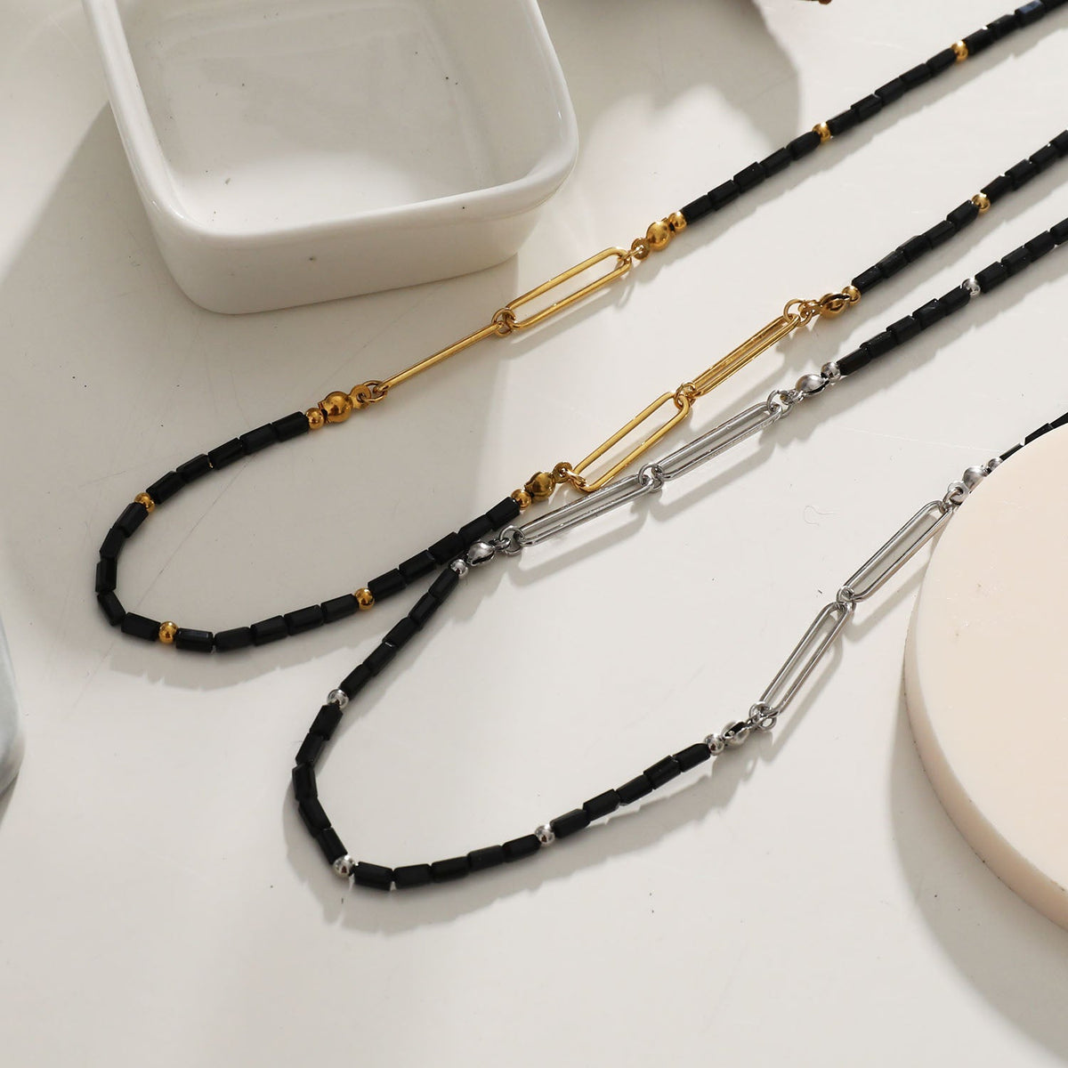 Collier LORENA en chaîne trombone avec perles noires et argentées