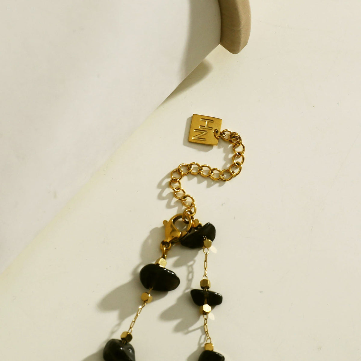 Collier SARA Mini Perles Carrées Dorées et Pierres Naturelles Noires
