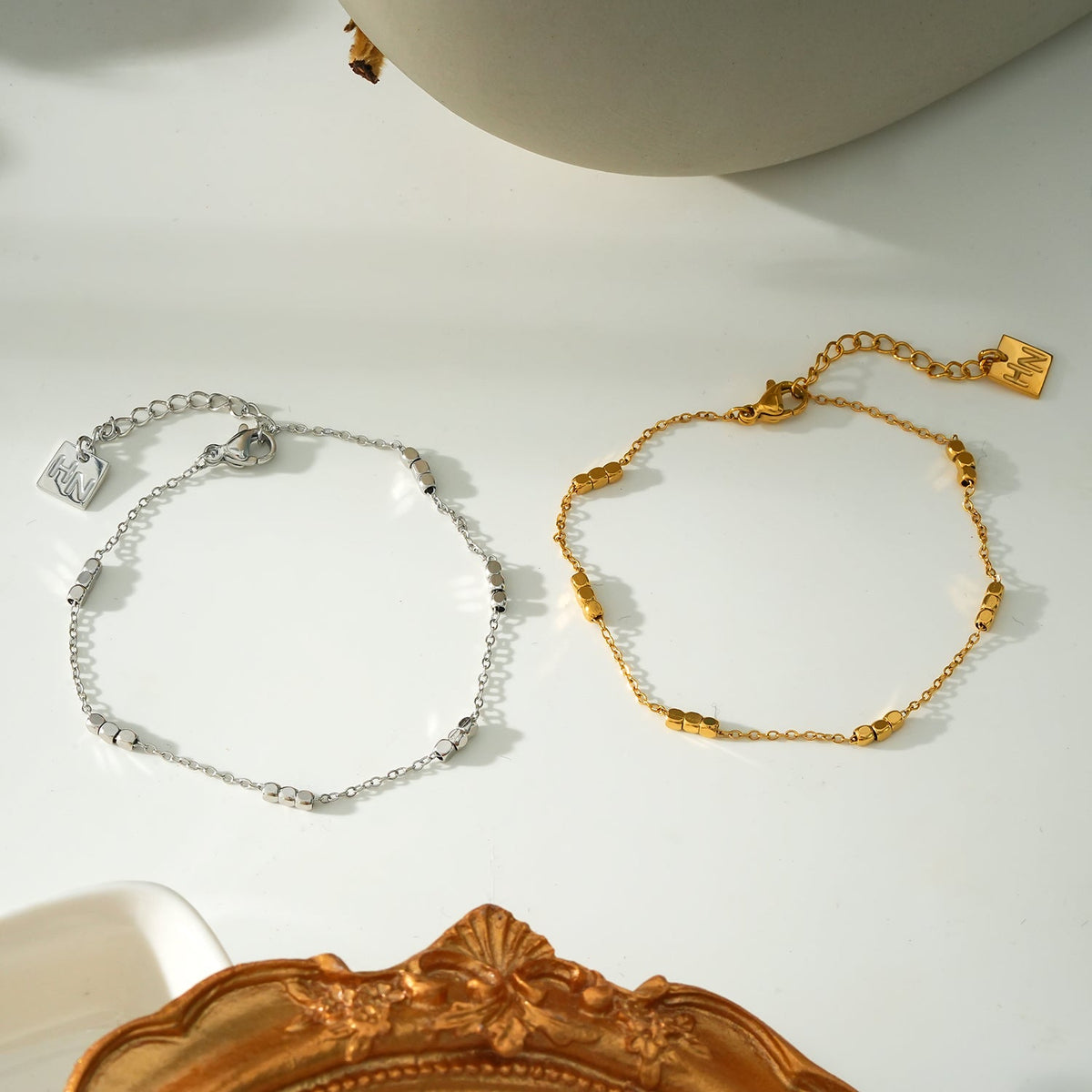 RITIKA : Bracelet fin en or blanc (ton argent) avec petites perles carrées