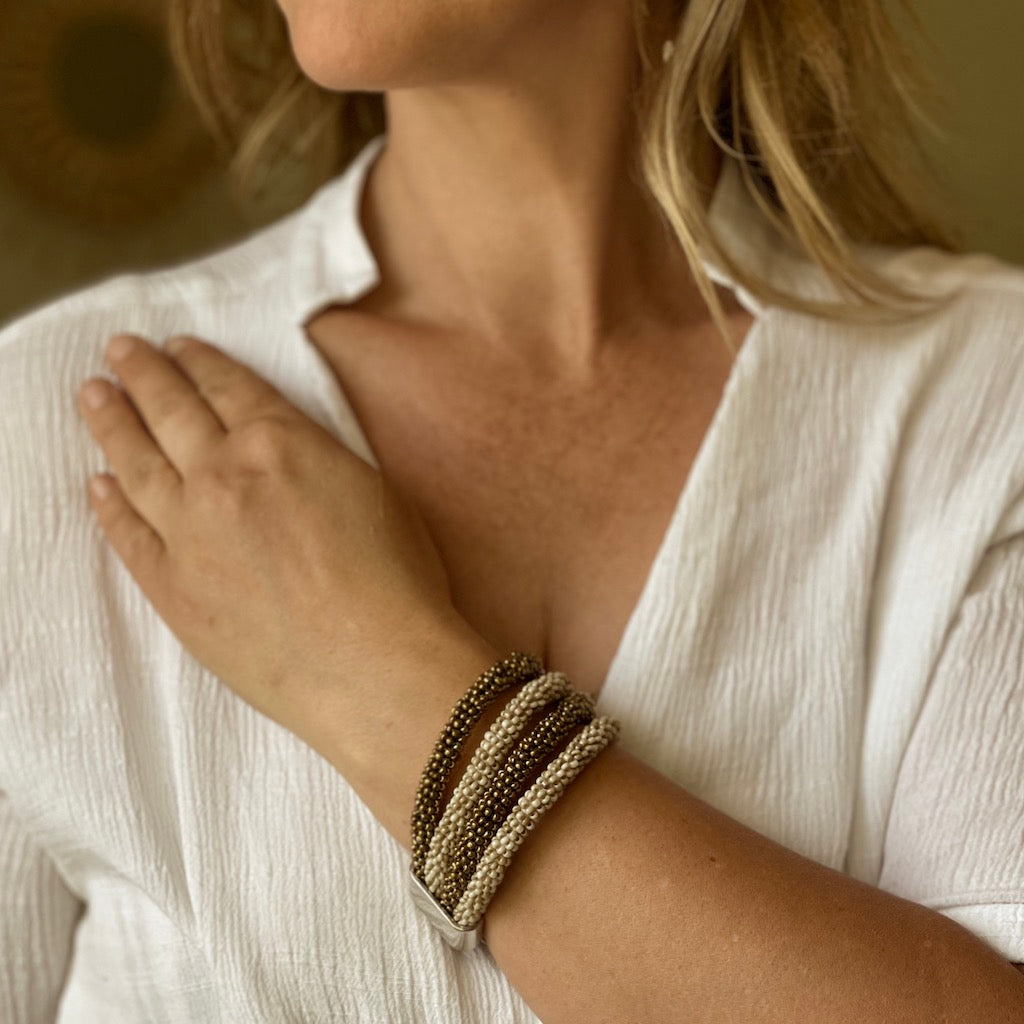 Bracelet perlé à quatre rangs