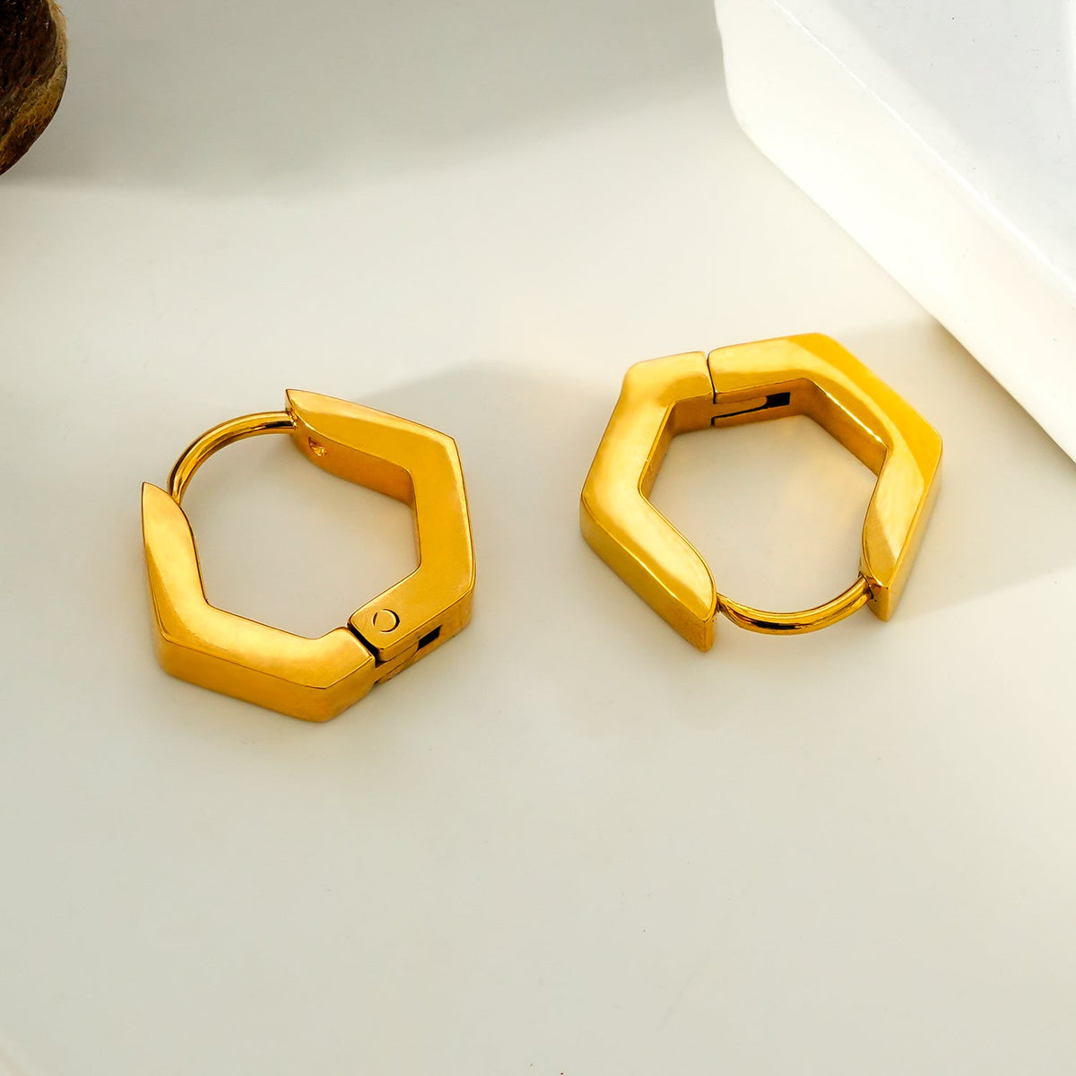 SITKA : Boucles d'oreilles mini-créoles pentagone à cinq côtés