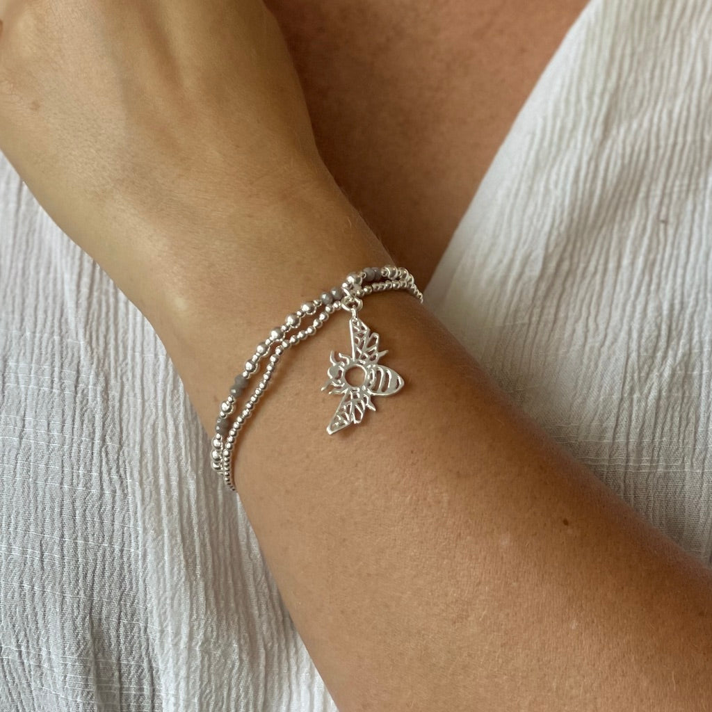 Bracelet double rang avec pendentif abeille en plaqué argent