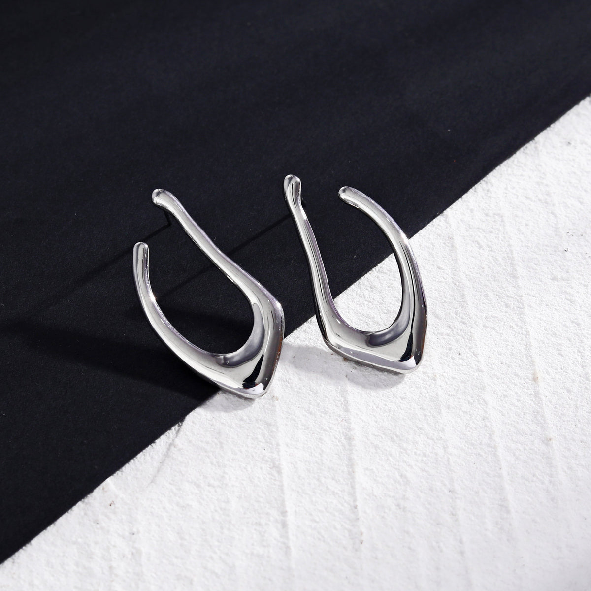 Boucles d'oreilles créoles forme abstraite TARAJI en argent