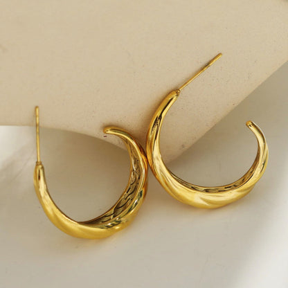 Boucles d'oreilles créoles dorées DORSINA Lignes Texturées. Inspirées par la nature.
