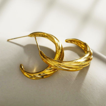 Boucles d'oreilles créoles dorées DORSINA Lignes Texturées. Inspirées par la nature.