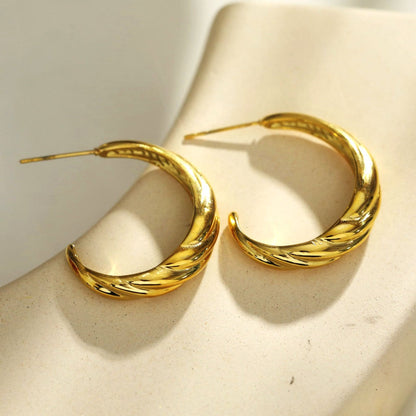 Boucles d'oreilles créoles dorées DORSINA Lignes Texturées. Inspirées par la nature.