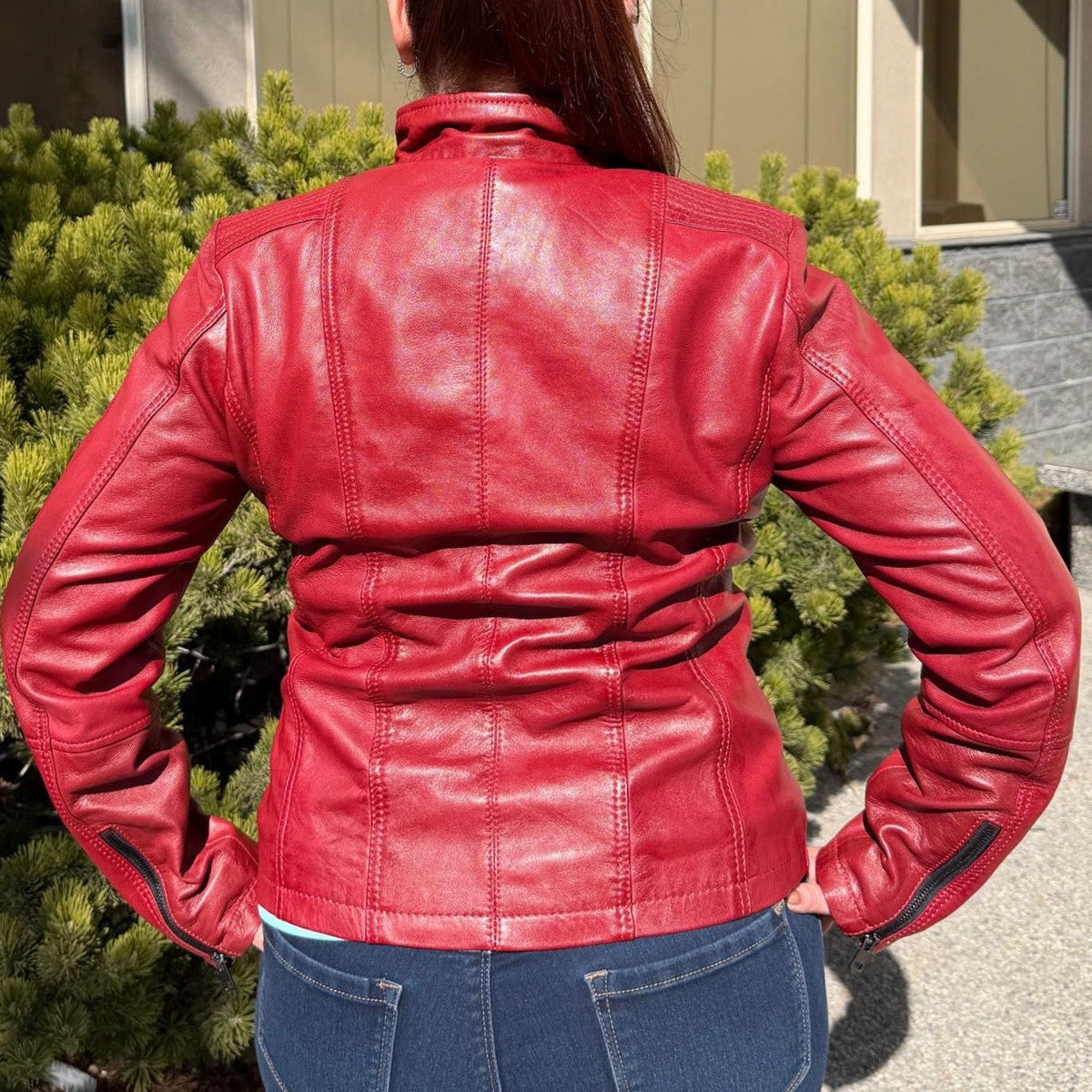 Veste Classique Femme en Cuir d'Agneau. Col Rond clouté, 4 Poches zippées et Surpiqûres Décoratives aux Épaules