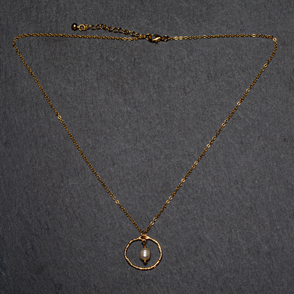 Collier simple en plaqué or avec anneau et perle