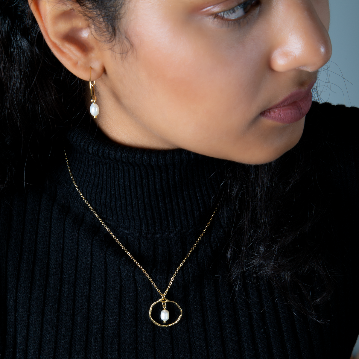 Collier simple en plaqué or avec anneau et perle