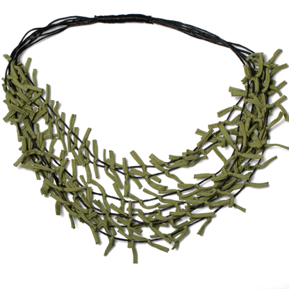 Collier en tissu noué multibrins
