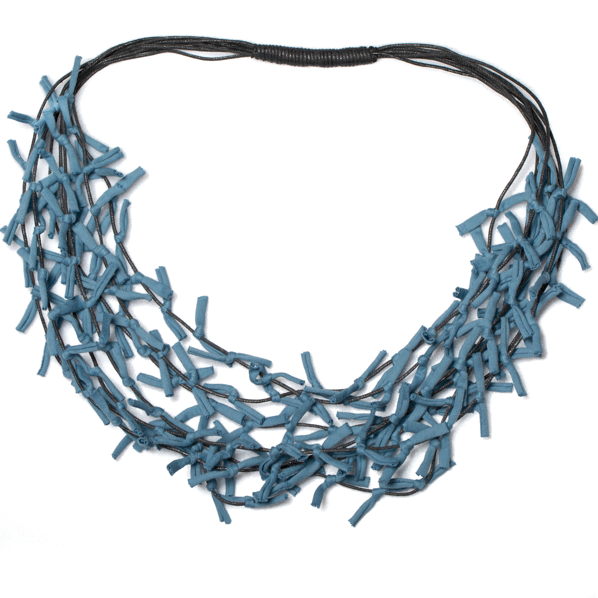 Collier en tissu noué multibrins