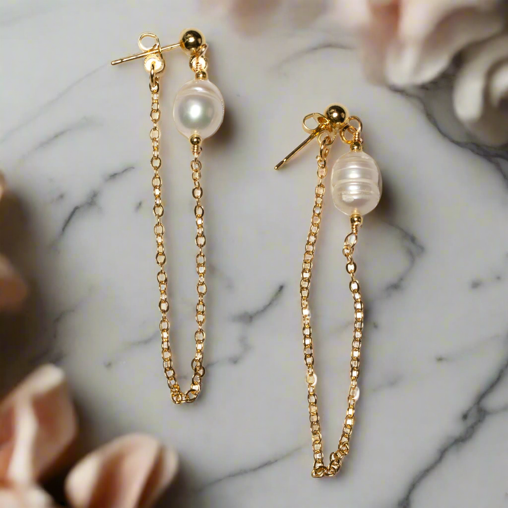 Puces d'oreilles perles et chaîne en plaqué or