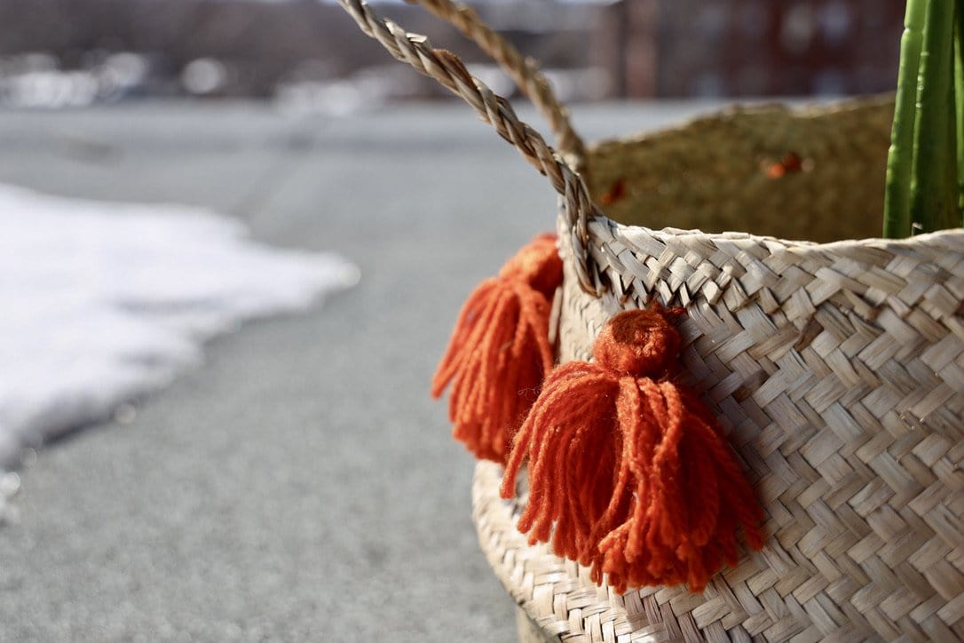 Porta - Panier en jonc de mer avec pompons oranges