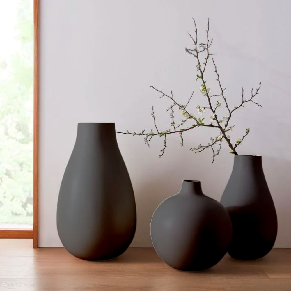 Collection de vases noirs surdimensionnés