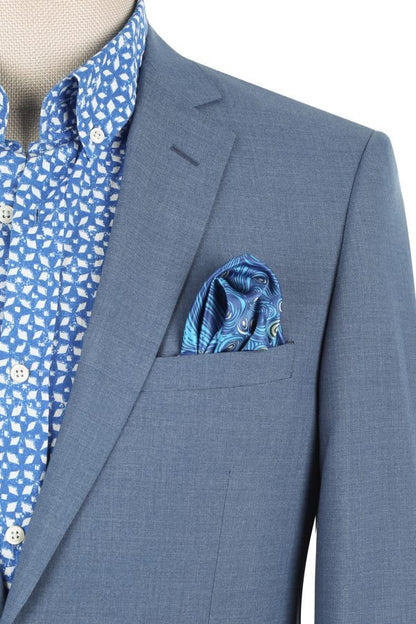 CRÉEZ VOTRE TENUE : Costume ajusté bleu clair (le forfait comprend un costume 2 pièces, une chemise, une cravate ou un nœud papillon, une pochette assortie et des chaussures)