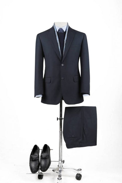 CRÉEZ VOTRE TENUE : Costume ajusté bleu marine (La tenue comprend un costume 2 pièces, une chemise, une cravate ou un nœud papillon, une pochette assortie et des chaussures)