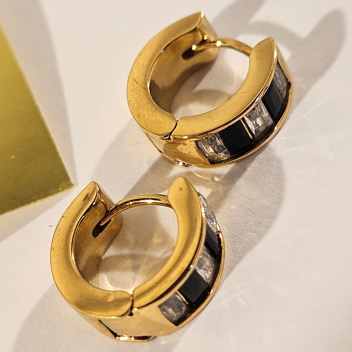 LOTTA : Petites boucles d’oreilles créoles en zircone incrustée noir et blanc rétro