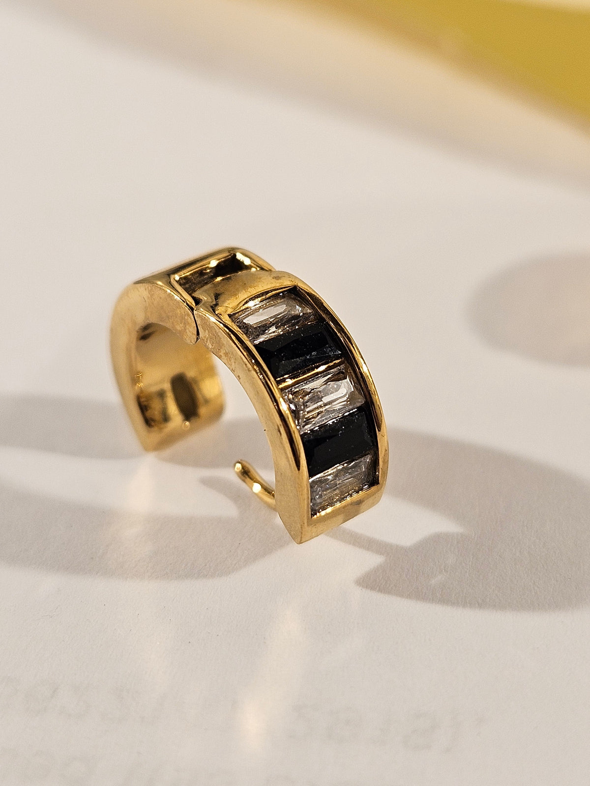LOTTA : Petites boucles d’oreilles créoles en zircone incrustée noir et blanc rétro