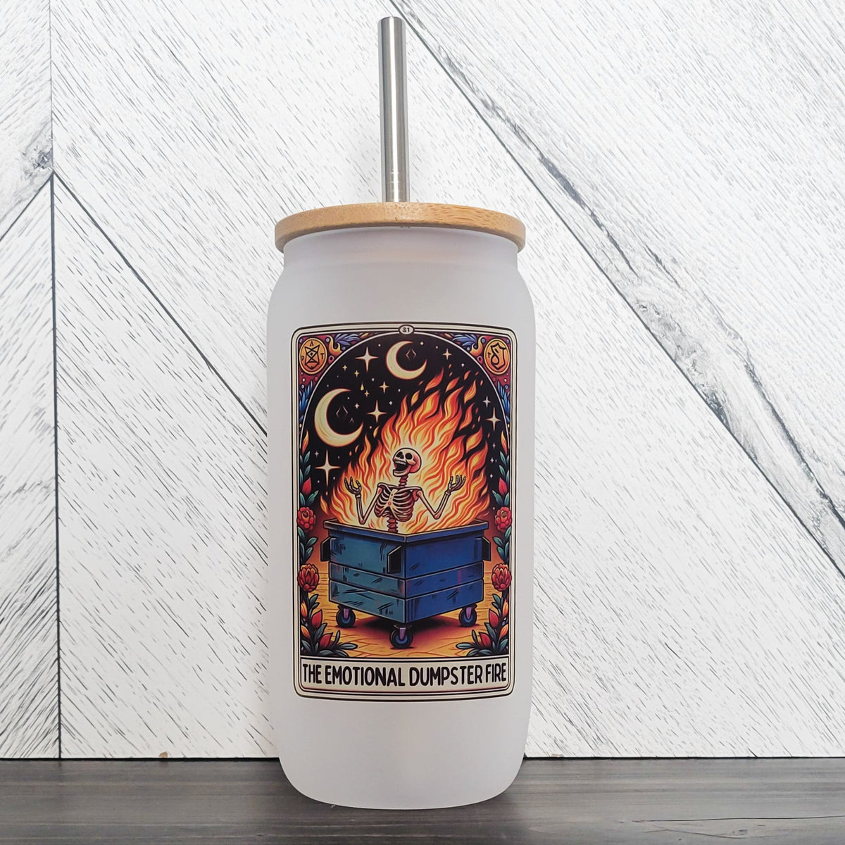 Gobelet en verre givré « The Emotional Dumpster Fire » avec couvercle en bambou | Gobelet en verre « Carte de Tarot »