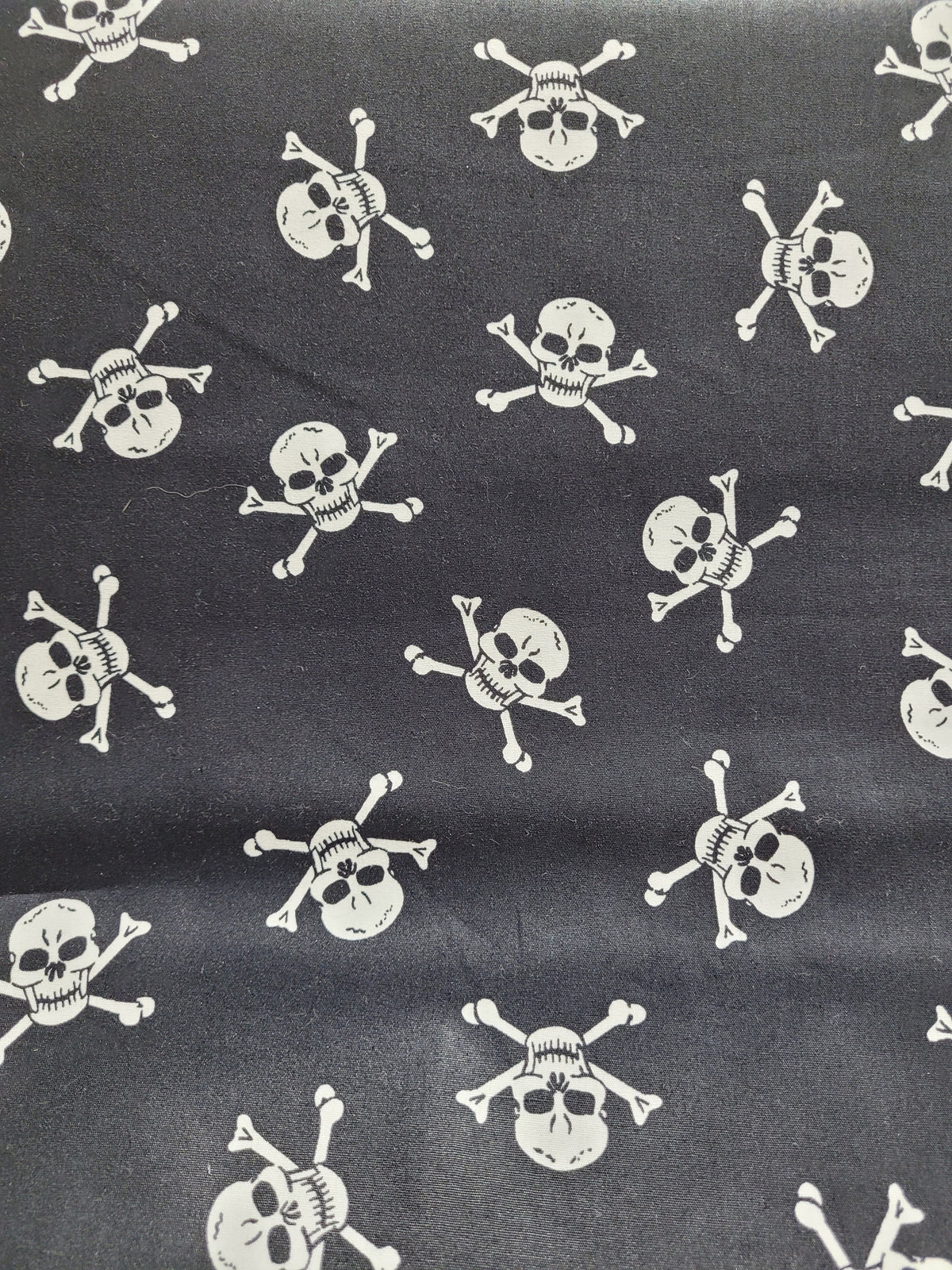 Tissu popeline de coton - Têtes de mort et tibias croisés