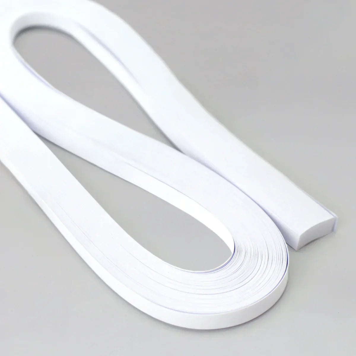 Bandes de quilling classiques blanches épaisses avec contour 5 mm (paquet de 50)