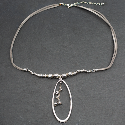 Collier pendentif ovale perlé en plaque argentée sur suède