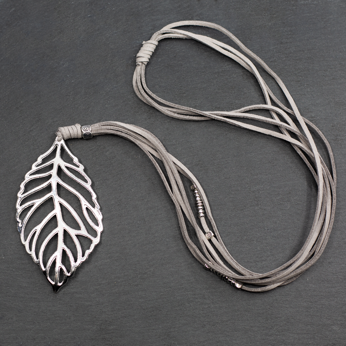 Collier en suédine avec pendentif feuille en plaqué argent