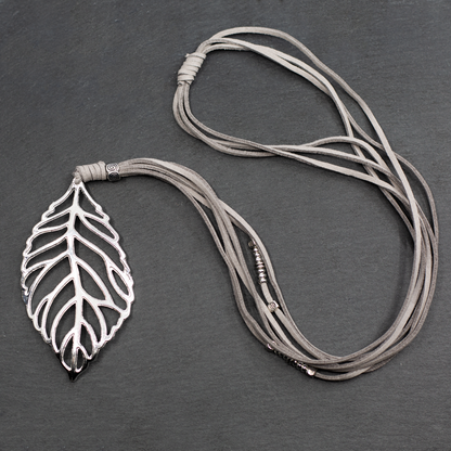 Collier en suédine avec pendentif feuille en plaqué argent