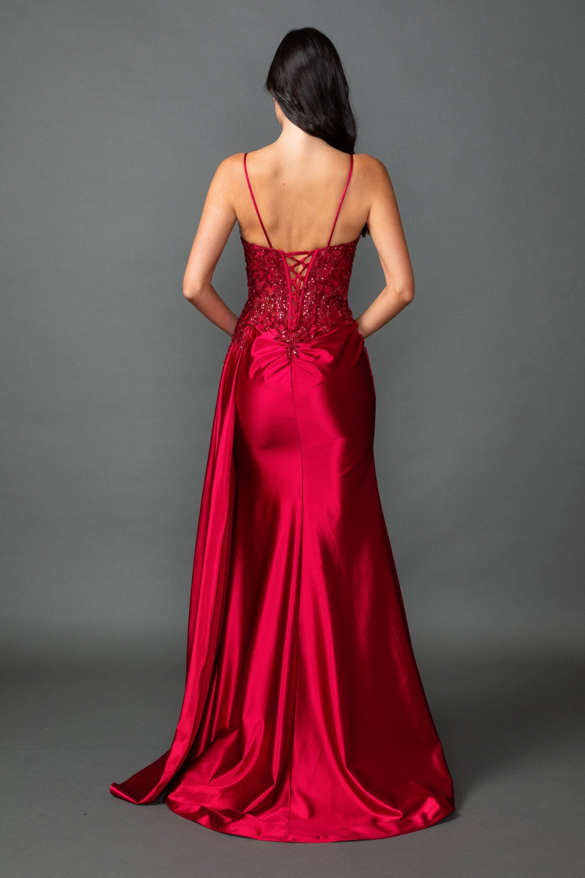 Robe de bal à fines bretelles et corsage orné d'appliques à sequins